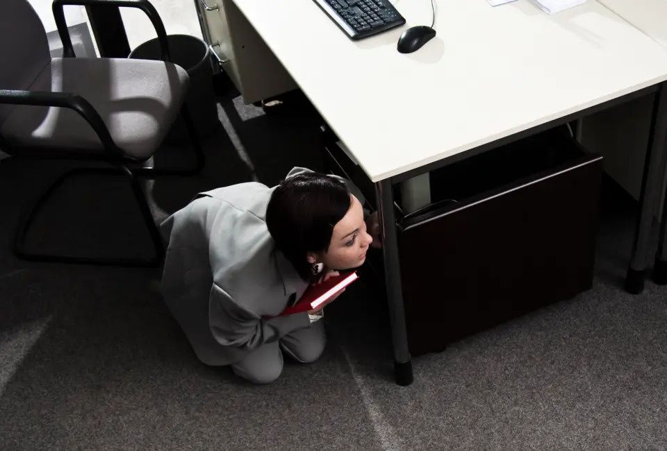 Как понять и поддержать человека с эксгибиционизмом через безопасное выражение потребностей