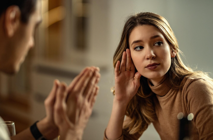 Почему комплименты могут вызывать неприязнь