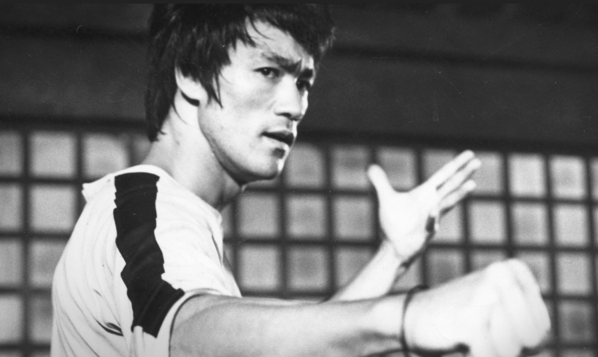 Что стоит держать при себе: мудрые размышления Брюса Ли о самовыражении