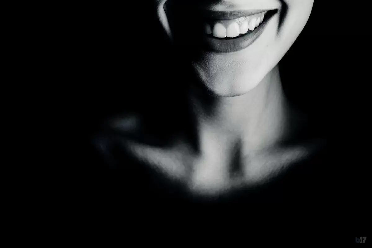 Самоирония: как юмор спасает от уязвимости